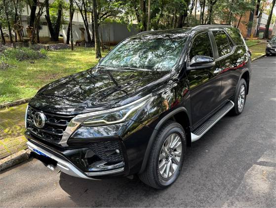 TOYOTA HILUX SW4 2.8 D-4D TURBO DIESEL SRX 7L 4X4 AUTOMÁTICO